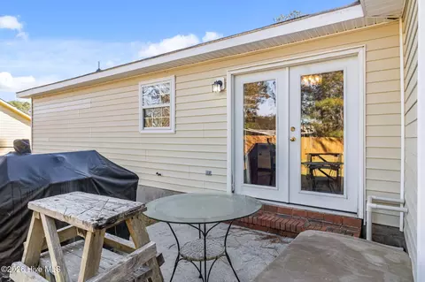 Exterior - 434 Oregon Trl, Hubert, NC 28539 photo 9 of 10