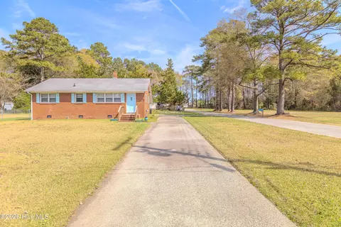 421 E Quinn St, Beulaville, NC 28518