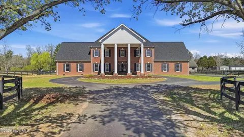860 Lakebay Rd, Vass, NC 28394