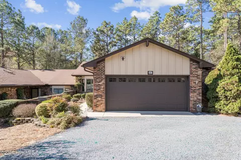 660 Redwood Dr, Southern Pines, NC 28387