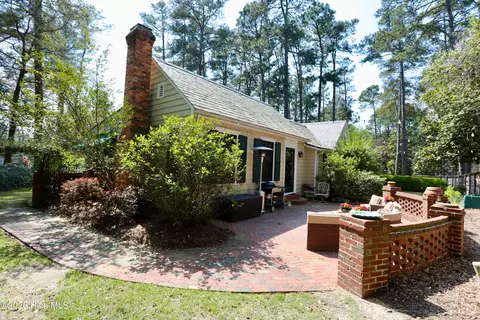 370 E Morganton Rd, Southern Pines, NC 28387