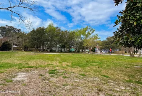 711 Mulberry St, Beaufort, NC 28516
