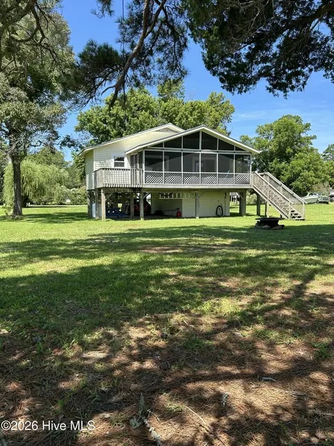 197 S River Dr, Beaufort, NC 28516