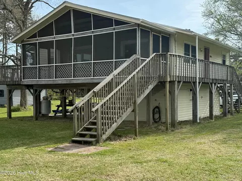 197 S River Dr, Beaufort, NC 28516