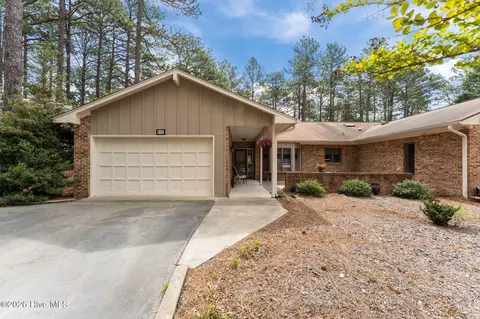 815 Myrtlewood Ct, Southern Pines, NC 28387
