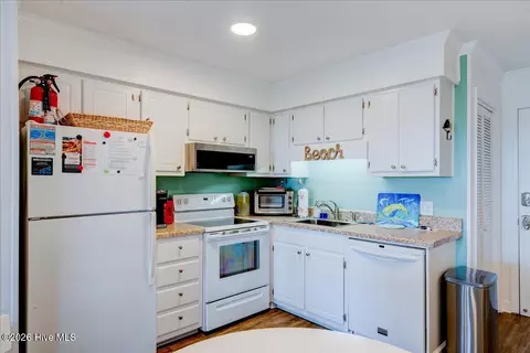 Kitchen - 2008 E Ft Macon Rd #E14, Atlantic Beach, NC 28512 photo 3 of 3