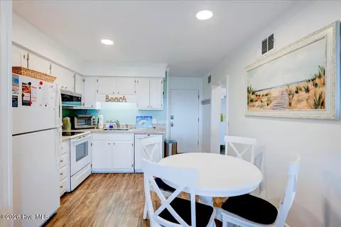 Kitchen - 2008 E Ft Macon Rd #E14, Atlantic Beach, NC 28512 photo 2 of 3