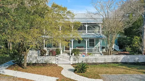 301 E West St, Southport, NC 28461