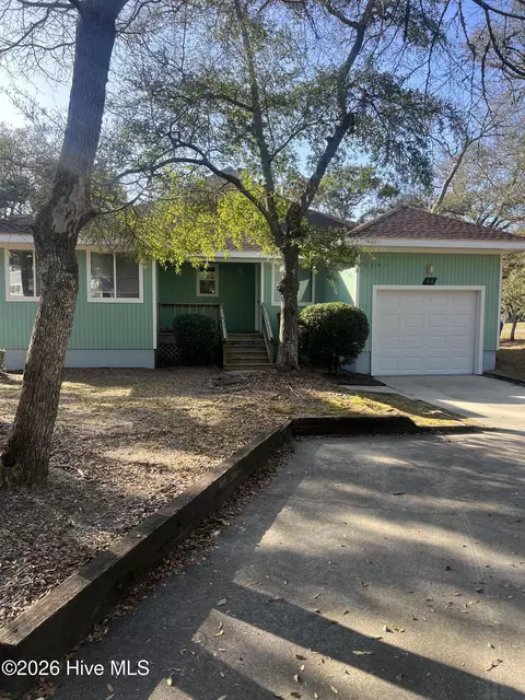 44 Pinehurst Dr, Oak Island, NC 28465