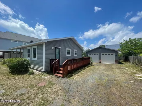 141 NE 33rd St, Oak Island, NC 28465