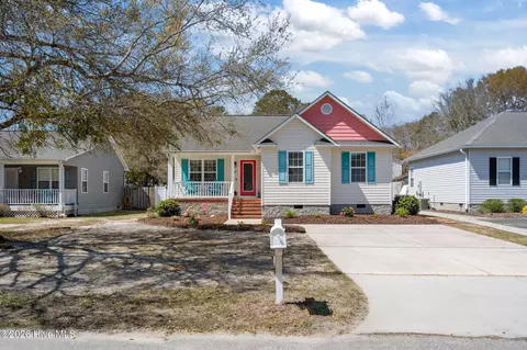 137 NE 4th St, Oak Island, NC 28465