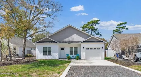 125 NE 15th St, Oak Island, NC 28465