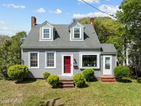 2812 Evans St, Morehead City, NC 28557