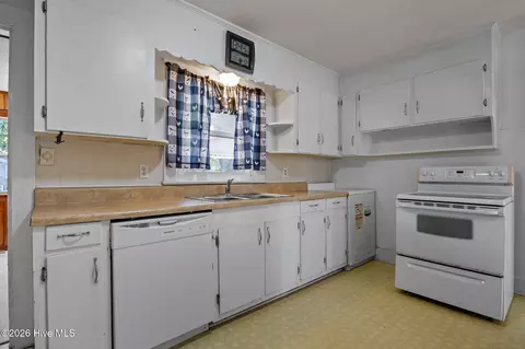 Kitchen - 333 Fifth St, Ayden, NC 28513 photo 2 of 4