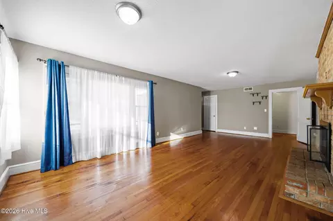 Living - 333 Fifth St, Ayden, NC 28513 photo 4 of 6