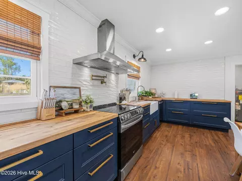 Kitchen - 209 Puller Dr, Jacksonville, NC 28540 photo 4 of 6