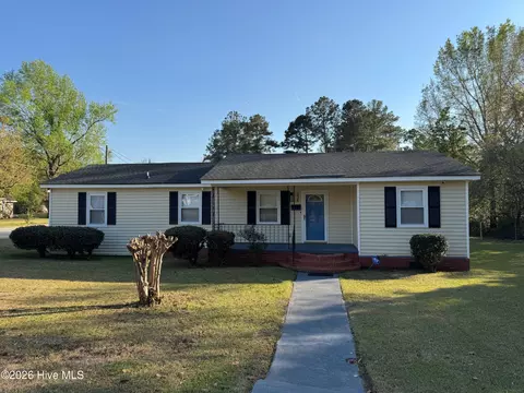 325 Tuskeegee Dr, Laurinburg, NC 28352