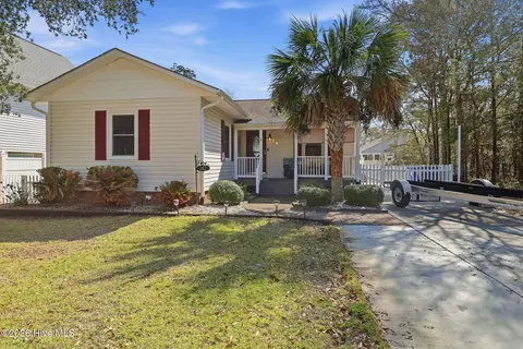 142 NW 8th St, Oak Island, NC 28465