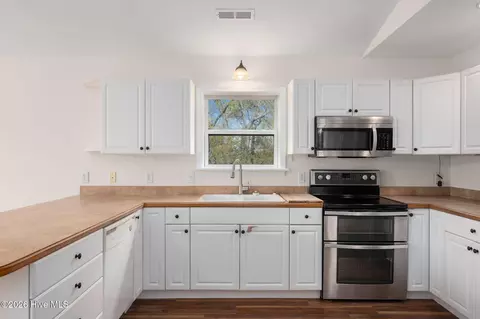 Kitchen - 106 William Tryon Ct, Kill Devil Hills, NC 27948 photo 2 of 3