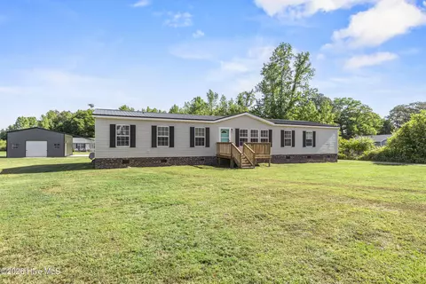 2041 Bay Rd, Wallace, NC 28466
