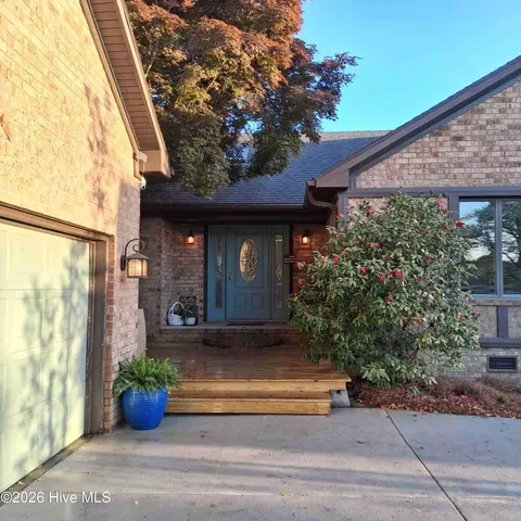 824 Pelican Dr, New Bern, NC 28560