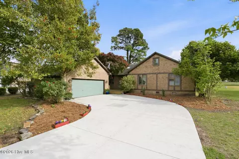 824 Pelican Dr, New Bern, NC 28560