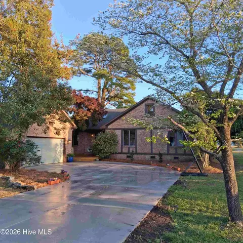 824 Pelican Dr, New Bern, NC 28560