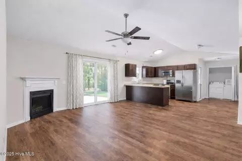 Living - 105 Clymer Ct, Hubert, NC 28539 photo 2 of 2