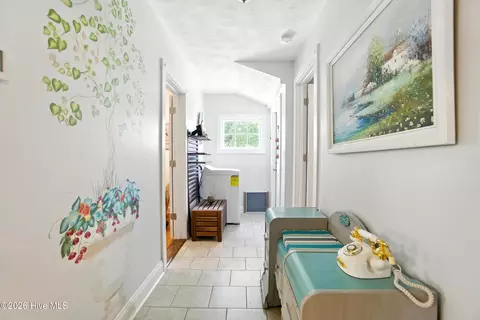 Entry Way - 401 E Queen St, Edenton, NC 27932 photo 1 of 2