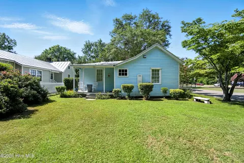 Exterior - 401 E Queen St, Edenton, NC 27932 photo 5 of 8