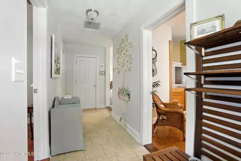 Entry Way - 401 E Queen St, Edenton, NC 27932 photo 2 of 2