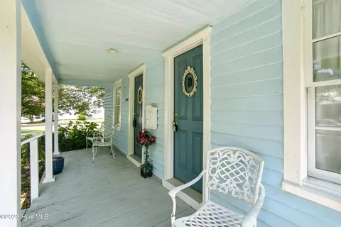 Exterior - 401 E Queen St, Edenton, NC 27932 photo 1 of 8