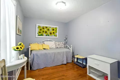 Bedroom - 401 E Queen St, Edenton, NC 27932 photo 5 of 5