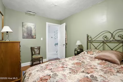 Bedroom - 401 E Queen St, Edenton, NC 27932 photo 4 of 5