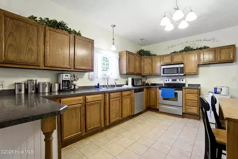 Kitchen - 401 E Queen St, Edenton, NC 27932 photo 2 of 3