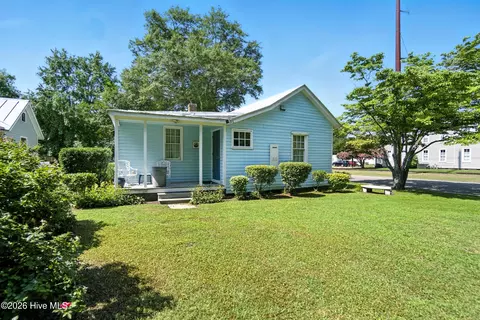 Exterior - 401 E Queen St, Edenton, NC 27932 photo 4 of 8