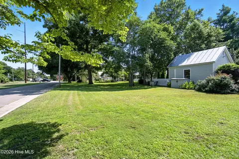 Exterior - 401 E Queen St, Edenton, NC 27932 photo 7 of 8