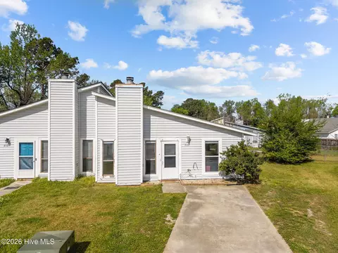 208 Yaupon Dr, Jacksonville, NC 28546