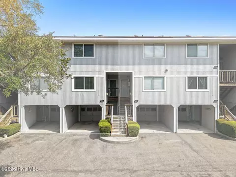 31 Foxfire Trce, Caswell Beach, NC 28465
