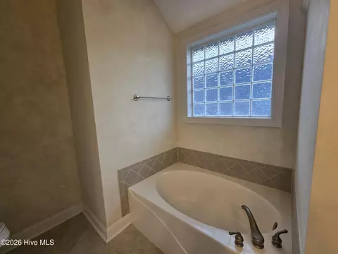 Bath - 51 Castle Bay Dr, Hampstead, NC 28443 photo 4 of 4