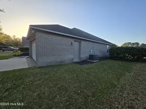 Exterior - 51 Castle Bay Dr, Hampstead, NC 28443 photo 5 of 8