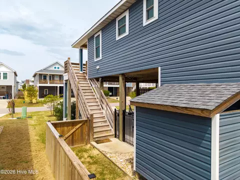 Exterior - 535 W Eden St, Kill Devil Hills, NC 27948 photo 6 of 7