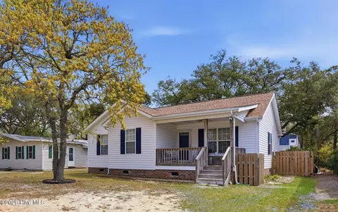 220 NE 55th St, Oak Island, NC 28465