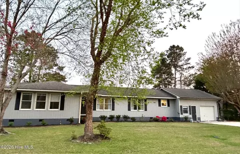 111 Tree Fern Dr, Morehead City, NC 28557