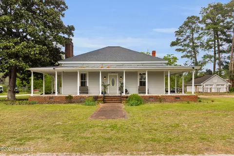 308 Pollock St, Pollocksville, NC 28573