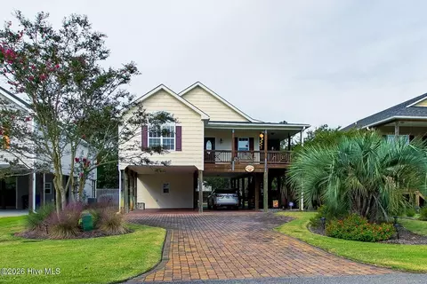 113 NW 9th St, Oak Island, NC 28465