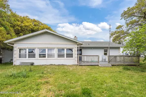 246 Swan Point Rd, Sneads Ferry, NC 28460
