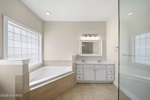 Bath - 102 Phoebee Ct, Hampstead, NC 28443 photo 4 of 5