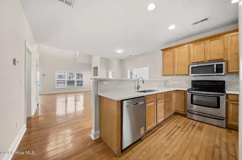 Kitchen - 102 Phoebee Ct, Hampstead, NC 28443 photo 4 of 6