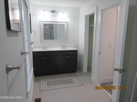 Bath - 861 Ivory Ct, Corolla, NC 27927 photo 4 of 7